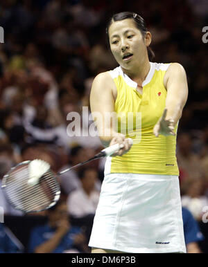 Aug 19, 2005; Anaheim, CA, Stati Uniti d'America; la Germania Huaiwen Xu restituisce un colpo al francese Hongyan Pi durante il suo 11-2 11-3 quarti di finale di vincere a Il Mondo Badminton campionati. Credito: foto di Armando Arorizo/ZUMA premere. (©) Copyright 2005 da Armando Arorizo Foto Stock