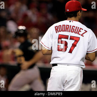 Aug 30, 2005; Anaheim, CA, Stati Uniti d'America; MLB Baseball: Los Angeles Angeli lanciatore di chiusura Francisco Rodriguez attendere una sfera come (23) Bobby Kielty da Oakland atletica va intorno alle basi di Anaheim. Rodriguez ha dato il gioco vincente home run nell'undicesimo inning come gli angeli perso il loro quinto gioco successive, consentendo l'Atletica per spostare una stagione-alta due giochi in anticipo dell'Ange Foto Stock