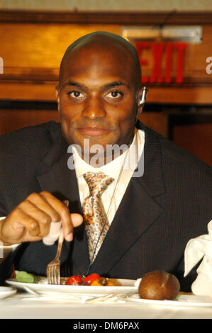 Agosto 31, 2005; New York, NY, STATI UNITI D'AMERICA; New York Giants' Plaxico Burress a giganti del kickoff pranzo all'Hilton Hotel di New York City il 31 agosto, 2005. Credito: Foto di Jeffrey Geller/ZUMA premere. (©) Copyright 2005 da Jeffrey Geller Foto Stock