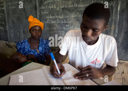 Malato a MSF clinica mobile nella Repubblica centrale africana Foto Stock