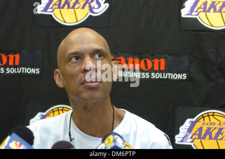 Sep 06, 2005; El Segundo, CA, Stati Uniti d'America; Los Angeles Lakers annunciare l'assunzione di ex Laker Kareem Abdul-Jabbar come assistente speciale pullman. Abdul-Jabbar era un giocatore per i Lakers dal 1975-1989 e finito la sua carriera come NBA tutti i tempi capocannoniere (38,287) un record che ancora oggi. Abdul-Jabbar lavorerà con i Lakers durante tutto l'anno, iniziando con il trainin Foto Stock