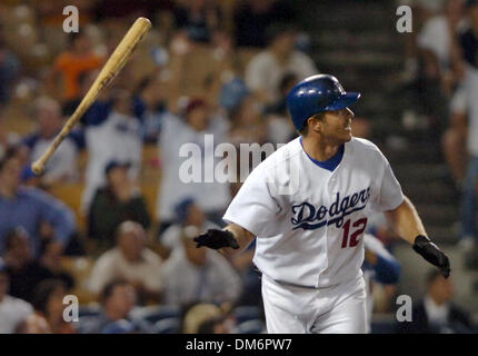 Sep 06, 2005; Los Angeles, CA, Stati Uniti d'America; MLB Baseball: Jeff Kent lancia il suo bat dopo aver colpito una due-run homer off giganti brocca di sfiato Jeremy Accardo nel fondo del decimo inning in martedì sera gioco tra i giganti/Dodgers presso il Dodger Stadium. Tomko ha dato una corsa su tre successi attraverso sette inning. Credito: Foto di J L Villegas/Sacramento Bee/ZUMA premere. (©) copia Foto Stock