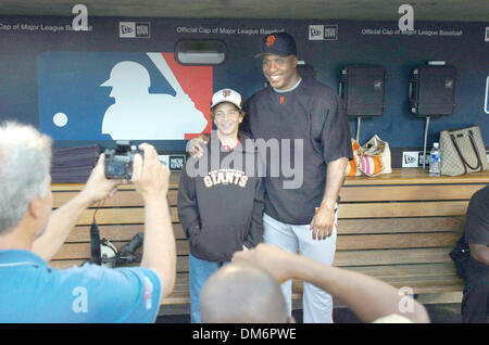 Sep 06, 2005; Los Angeles, California, Stati Uniti d'America; San Francisco Giants slugger Barry Bonds ha la sua fotografia scattata con Justin Spitz (età 13), figlio di medaglia d'Oro Olimpica vincitore marco Spitz (sinistra) durante la pratica di ovatta prima i giganti/ Dodgers gioco presso il Dodger Stadium di Los Angeles, California. Credito: Foto di Jose Luis Villegas/Sacramento Bee/ZUMA premere. (©) Copyright 2005 b Foto Stock