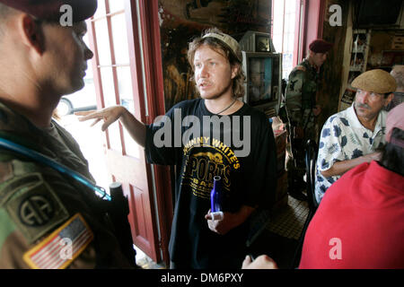 Sep 10, 2005; New Orleans, LA, USA; Greg Rogers, quartiere francese residente, spiega al personale Sgt. Brad coni a Johnny White's Sports Bar e Grill sull'angolo di Orleans Avenue e Bourbon Street nel Quartiere Francese di New Orleans il Sabato, Settembre 10, 2005, che ha in programma di lasciare New Orleans il giorno successivo. Coni e la sua unità della ottantaduesima Airborne fuori di Ft. Bragg, auto del Nord Foto Stock