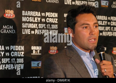 Sep 12, 2005; Los Angeles, CA, Stati Uniti d'America; Boxer/promotore di OSCAR DE LA HOYA tiene la conferenza stampa finale per Gesù Chavez (41-3-28 KO) vs. Levander Johnson (34-4-2 26 KO) sul undercard del Marco Antonio Barrera Vs. Robbie Peden WBC-IBF unificazione Bout che si terrà al MGM Grand Hotel di Las Vegas il 17 settembre 2005. Credito: Foto di Rob DeLorenzo/ZUMA premere. (©) Co Foto Stock