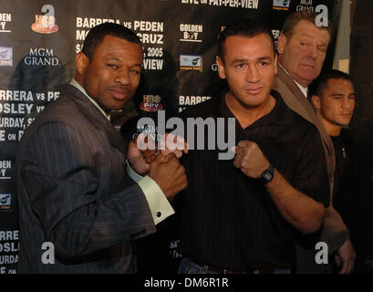 Sep 12, 2005; Los Angeles, CA, Stati Uniti d'America; " zucchero " SHANE MOSLEY (40-4 35 KO) volti JOSE L CRUZ ( 32-0-2 27 KO) sul undercard del Marco Antonio Barrera Vs. Robbie Peden WBC-IBF unificazione Bout che si terrà al MGM Grand Hotel di Las Vegas il 17 settembre 2005. Credito: Foto di Rob DeLorenzo/ZUMA premere. (©) Copyright 2005 by Rob DeLorenzo Foto Stock