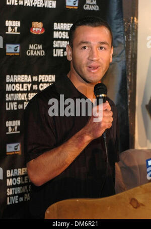 Sep 12, 2005; Los Angeles, CA, Stati Uniti d'America; JOSE L CRUZ ( 32-0-2 27 KO) volti " zucchero " Shane Mosley (40-4 35 KO) sul undercard del Marco Antonio Barrera Vs. Robbie Peden WBC-IBF unificazione Bout che si terrà al MGM Grand Hotel di Las Vegas il 17 settembre 2005. Credito: Foto di Rob DeLorenzo/ZUMA premere. (©) Copyright 2005 by Rob DeLorenzo Foto Stock