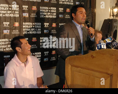 Sep 12, 2005; Los Angeles, CA, Stati Uniti d'America; Boxer/promotore di OSCAR DE LA HOYA tiene la conferenza stampa finale per MARCO ANTONIO BARRERA Vs. Robbie Peden WBC-IBF unificazione Bout che si terrà al MGM Grand Hotel di Las Vegas il 17 settembre 2005. Credito: Foto di Rob DeLorenzo/ZUMA premere. (©) Copyright 2005 by Rob DeLorenzo Foto Stock