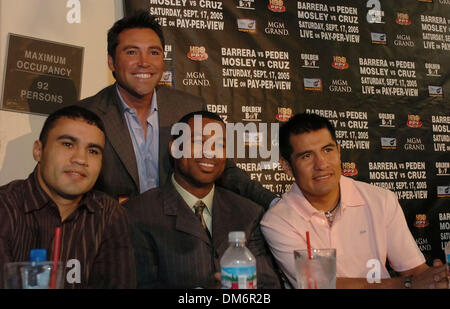 Sep 12, 2005; Los Angeles, CA, Stati Uniti d'America; (L-R) Gesù Chavez, Oscar De La Hoya, Shane Mosley, MARCO ANTONIO BARRERA alla conferenza stampa per il Barrera Vs. Peden WBC-IBF unificazione Bout che si terrà al MGM Grand Hotel di Las Vegas il 17 settembre 2005. Credito: Foto di Rob DeLorenzo/ZUMA premere. (©) Copyright 2005 by Rob DeLorenzo Foto Stock