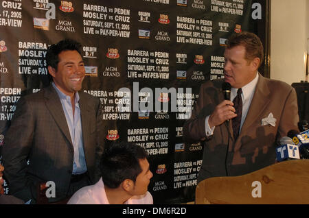 Sep 12, 2005; Los Angeles, CA, Stati Uniti d'America; (L-R) OSCAR DE LA HOYA, MARCO ANTONIO BARRERA, DAN GOOSEN alla conferenza stampa per il Barrera Vs. Peden WBC-IBF unificazione Bout che si terrà al MGM Grand Hotel di Las Vegas il 17 settembre 2005. Credito: Foto di Rob DeLorenzo/ZUMA premere. (©) Copyright 2005 by Rob DeLorenzo Foto Stock