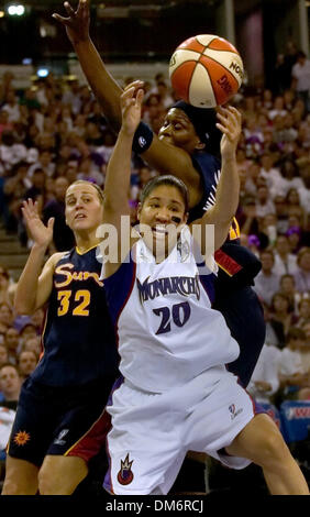 Set 18, 2005; Sacramento, CA, Stati Uniti d'America; WNBA BASKET: Sacramento di Monarchi guard Kara Lawson, centro battaglie per un rimbalzo con Connecticut Sun difensori Katie Douglas, a sinistra e a Taj McWilliams-Franklin, nella prima metà del gioco tre della WNBA finals contro il Connecticut Sun ad Arco Arena. Credito: Foto di Lezlie sterlina/Sacramento Bee/ZUMA premere. (©) Copyright 2005 Foto Stock
