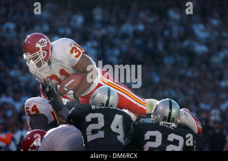 Set 18, 2005; Oakland, CA, Stati Uniti d'America; NFL Football: capi runningback sacerdote Holmes salti oltre i raider linea anteriore per un touchdown nel primo trimestre Domenica sera in concorso tra Oakland Raiders e Kansas City Chiefs a Oakland. Credito: Foto di J L Villegas/Sacramento Bee/ZUMA premere. (©) Copyright 2005 by Sacramento Bee Foto Stock