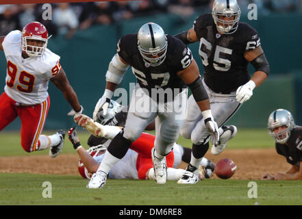 Set 18, 2005; Oakland, CA, Stati Uniti d'America; NFL Football: predatori lineman Ron Stone insegue giù ma non è in grado di recuperare un armeggiò con palla nel secondo trimestre, domenica sera al concorso tra Oakland Raiders e Kansas City Chiefs a Oakland. Credito: Foto di J L Villegas/Sacramento Bee/ZUMA premere. (©) Copyright 2005 by Sacramento Bee Foto Stock