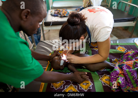 MSF medico in ospedale batangafo ,Repubblica Centrale Africana Foto Stock
