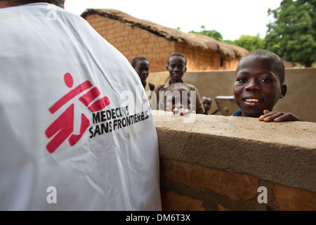 MSF personale al lavoro in batangafo, auto Foto Stock