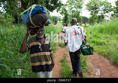 MSF clinica mobile nella Repubblica Centrafricana trattare le persone da malaria Foto Stock