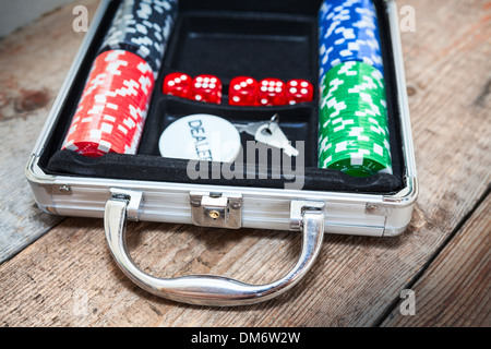 Set di poker in una custodia metallica su pavimento di legno sfondo Foto Stock