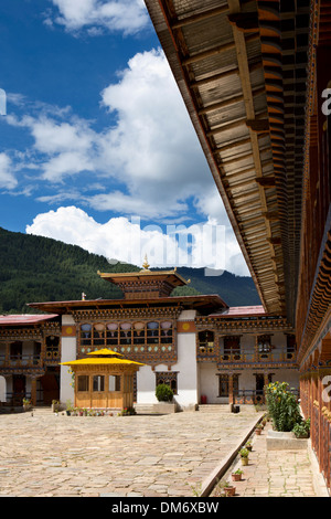 Il Bhutan, Bumthang Valley, Membar Tsho, bruciando il lago, il cortile del convento delle Monache Foto Stock