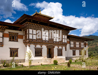 Il Bhutan, Bumthang Valley, anteriore del monastero sopra Membar Tsho, Lago di masterizzazione Foto Stock