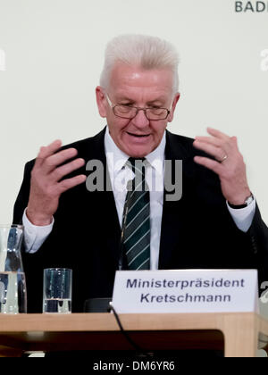 Berlino, Germania. Dicembre 12th, 2013. Conferenza stampa con il Primo Ministro Kretschmann, Primo Ministro Lieberknecht e il Primo Ministro Albig dopo un incontro/conferenza dei capi di governo della Germania federale di stati presso la rappresentanza di Baden-Wuerttemberg a Berlino. / Immagine: Winfried Kretschmann (verdi), vecchio Presidente della Conferenza dei Primi Ministri e Ministropresidente del Baden-Württemberg. Credito: Reynaldo Chaib Paganelli/Alamy Live News Foto Stock