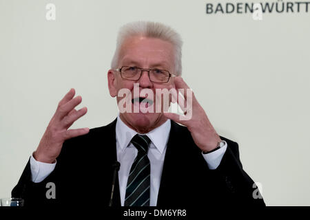 Berlino, Germania. Dicembre 12th, 2013. Conferenza stampa con il Primo Ministro Kretschmann, Primo Ministro Lieberknecht e il Primo Ministro Albig dopo un incontro/conferenza dei capi di governo della Germania federale di stati presso la rappresentanza di Baden-Wuerttemberg a Berlino. / Immagine: Winfried Kretschmann (verdi), vecchio Presidente della Conferenza dei Primi Ministri e Ministropresidente del Baden-Württemberg. Credito: Reynaldo Chaib Paganelli/Alamy Live News Foto Stock