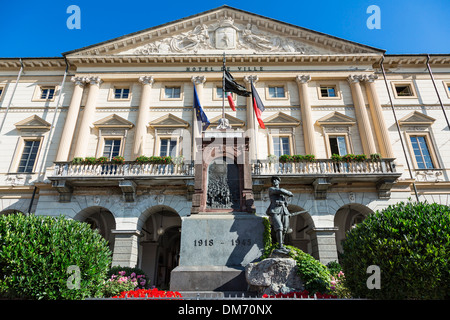 L'Italia, Val d'Aosta, Aosta, Emile Chanoux piazza e municipio Foto Stock