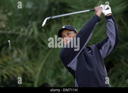 Mar 03, 2005; Delray Beach, CA, Stati Uniti d'America; tiger woods tee off il quindicesimo foro. Tiger è stato riprodotto nell'Miccosukee Champions Pro-Am. Foto Stock