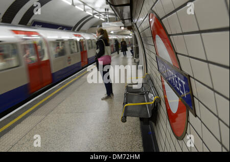 Londra, Gran Bretagna. Xix Nov, 2013. Una donna si erge su una piattaforma come un treno della metropolitana arriva alla stazione della metropolitana di Baker Street a Londra, in Gran Bretagna, 19 novembre 2013. Foto: Andreas Gebert/dpa/Alamy Live News Foto Stock