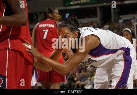 Aug 04, 2005; Sacramento, CA, Stati Uniti d'America; Sacramento Monarch, Ticha Penicheiro, si nasconde dietro una cometa Houston mentre gettano in limiti nella prima metà del gioco WNBA, domenica 7 agosto 2005. Credito: Foto di Lezlie sterlina/Sacramento Bee/ZUMA premere. (©) Copyright 2005 by Lezlie sterlina/Sacramento Bee Foto Stock