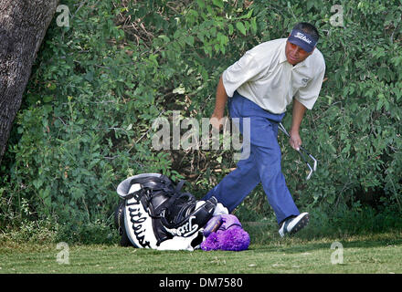 Il Sep 23, 2005; San Antonio, TX, Stati Uniti d'America; GOLF: Robert Gamez controlla una apertura che egli ha per colpire attraverso dopo che ha messo la sua auto nel bosco in sedicesimo durante il secondo turno di Valero Texas Open a La Cantera. Credito: Foto da B Owen/San Antonio Express-News/ZUMA premere. (©) Copyright 2005 da San Antonio Express-News Foto Stock