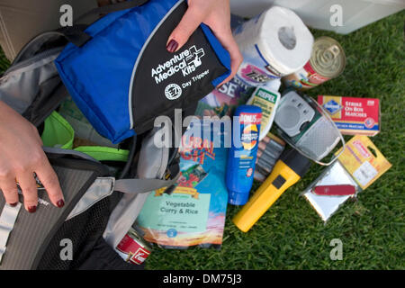 Set 29, 2005; Laguna Niguel, CA, Stati Uniti d'America; una donna si prepara un disastro survival pack con kit di primo soccorso e kit di sopravvivenza, inclusi alimenti acqua, la luce del flash, carta igienica, fiammiferi, coltello, spazio di emergenza coperte. Kit simile vengono utilizzati quando i terremoti, uragani, cicloni, attacchi terroristici o talvolta solo quando i blackout accadere. Questo kit è simile a un kit di emergenza per la tua casa Foto Stock