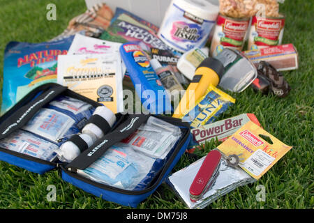 Set 29, 2005; Laguna Niguel, CA, Stati Uniti d'America; una donna si prepara un disastro survival pack con kit di primo soccorso e kit di sopravvivenza, inclusi alimenti acqua, la luce del flash, carta igienica, fiammiferi, coltello, spazio di emergenza coperte. Kit simile vengono utilizzati quando i terremoti, uragani, cicloni, attacchi terroristici o talvolta solo quando i blackout accadere. Questo kit è simile a un kit di emergenza per la tua casa Foto Stock