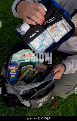 Set 29, 2005; Laguna Niguel, CA, Stati Uniti d'America; una donna si prepara un disastro survival pack con kit di primo soccorso e kit di sopravvivenza, inclusi alimenti acqua, la luce del flash, carta igienica, fiammiferi, coltello, spazio di emergenza coperte. Kit simile vengono utilizzati quando i terremoti, uragani, cicloni, attacchi terroristici o talvolta solo quando i blackout accadere. Questo kit è simile a un kit di emergenza per la tua casa Foto Stock