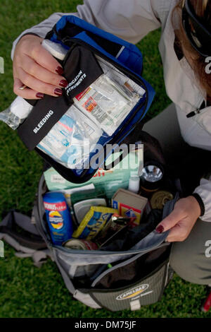 Set 29, 2005; Laguna Niguel, CA, Stati Uniti d'America; una donna si prepara un disastro survival pack con kit di primo soccorso e kit di sopravvivenza, inclusi alimenti acqua, la luce del flash, carta igienica, fiammiferi, coltello, spazio di emergenza coperte. Kit simile vengono utilizzati quando i terremoti, uragani, cicloni, attacchi terroristici o talvolta solo quando i blackout accadere. Questo kit è simile a un kit di emergenza per la tua casa Foto Stock