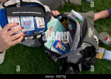 Set 29, 2005; Laguna Niguel, CA, Stati Uniti d'America; una donna si prepara un disastro survival pack con kit di primo soccorso e kit di sopravvivenza, inclusi alimenti acqua, la luce del flash, carta igienica, fiammiferi, coltello, spazio di emergenza coperte. Kit simile vengono utilizzati quando i terremoti, uragani, cicloni, attacchi terroristici o talvolta solo quando i blackout accadere. Questo kit è simile a un kit di emergenza per la tua casa Foto Stock