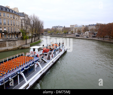 Senna vista con le visite turistiche, le barca da pont sully ponte in dicembre. Parigi, Francia, Europa Foto Stock