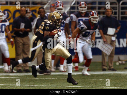 02 ott 2005; San Antonio, TX, Stati Uniti d'America; NFL Football: una intercettazione per New Orleans nel primo trimestre contro i Buffalo Bills domenica al Alamodome.. Credito: Foto da Gloria Ferniz/San Antonio Express-News/ZUMA premere. (©) Copyright 2005 by Gloria Ferniz/San Antonio Express-News Foto Stock