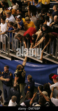 02 ott 2005; San Antonio, TX, Stati Uniti d'America; NFL Football: New Orleans Saints' Brian accoglie giovani appassionati come lui cammina dopo il campo dopo i Santi victor oltre le fatture della Buffalo al Alamodome a San Antonio. Credito: Foto di Lisa Krantz/San Antonio Express-News/ZUMA premere. (©) Copyright 2005 by Lisa Krantz/San Antonio Express-News Foto Stock