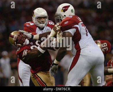 02 ott 2005; Città del Messico, Messico; NFL Football: 49ers Shawntae Spencer tussles con il cardinale lineman Leonard davis nel 1 ° trimestre in domenica sera il gioco tra il San Francisco 49ers e Arizona Cardinals a Estadio Azteca a Città del Messico. Credito: Foto di Jose Luis Villegas/Sacramento Bee/ZUMA premere. (©) Copyright 2005 by Jose Luis Villegas/Sacramento Bee Foto Stock