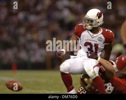 02 ott 2005; Città del Messico, Messico; NFL Football: Cardinale running back Marcel Shipp ha la palla spogliato da 49er lineman Travis Hall, portando ad un 49ers recupero e touchdown in domenica sera il gioco tra il San Francisco 49ers e Arizona Cardinals a Estadio Azteca a Città del Messico. Credito: Foto di Jose Luis Villegas/Sacramento Bee/ZUMA premere. (©) Copyright 2005 by Foto Stock