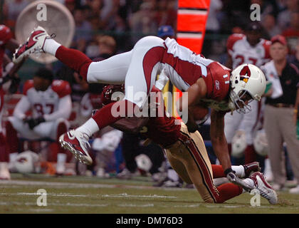 02 ott 2005; Città del Messico, Messico; NFL Football: Cardinale ricevitore Larry Fitzgerald viene sconvolto da 49er Shawntae Spencer forllowing un breve guadagno nel primo trimestre in domenica sera il gioco tra il San Francisco 49ers e Arizona Cardinals a Estadio Azteca a Città del Messico. Credito: Foto di Jose Luis Villegas/Sacramento Bee/ZUMA premere. (©) Copyright 2005 by Jose Luis Vill Foto Stock