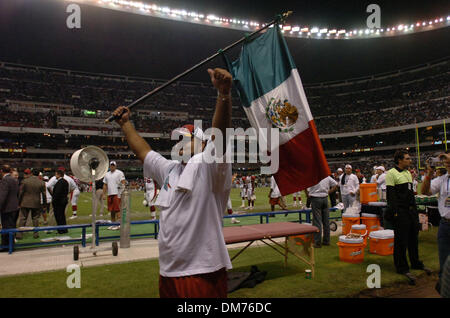 02 ott 2005; Città del Messico, Messico; NFL Football: Rolando Cantu degli Arizona Cardinals sventola la bandiera messicana negli attimi finali di domenica sera Arizona Cardinals la vittoria contro il 49ers a Estadio Azteca a Città del Messico. Credito: Foto di Jose Luis Villegas/Sacramento Bee/ZUMA premere. (©) Copyright 2005 by Jose Luis Villegas/Sacramento Bee Foto Stock