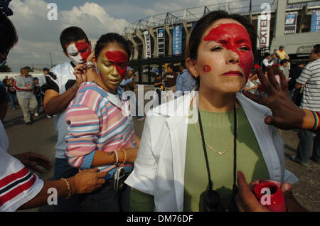 02 ott 2005; Città del Messico, Messico; NFL Football: Maria Jimenez ha il suo volto dipinto in 49ers i colori prima domenica pomeriggio gioco tra San Francisco 49ers e Arizona Cardinals a Estadio Azteca a Città del Messico. Credito: Foto di Jose Luis Villegas/Sacramento Bee/ZUMA premere. (©) Copyright 2005 by Jose Luis Villegas/Sacramento Bee Foto Stock