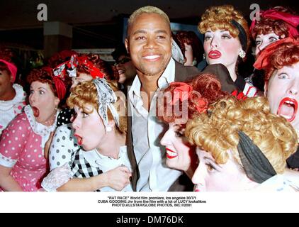 'RAT RACE'' World premiere del film, los angeles 30/7/1.Cuba Gooding Jnr dal film con un sacco di Lucy lookalikes. / 2001 Foto Stock