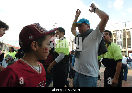 02 ott 2005; Città del Messico, Messico; NFL Football: Ventole frequentando il gioco è venuto attraverso strette misure di sicurezza domenica pomeriggio prima di San Francisco 49ers e Arizona Cardinals giocare al Estadio Azteca a Città del Messico. Credito: Foto di Jose Luis Villegas/Sacramento Bee/ZUMA premere. (©) Copyright 2005 by Jose Luis Villegas/Sacramento Bee Foto Stock