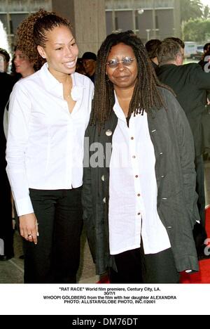 'RAT RACE'' World premiere del film, Century City, LA.30/7/1.Whoopi Goldberg dal film con sua figlia Alexandra. / 2001 Foto Stock