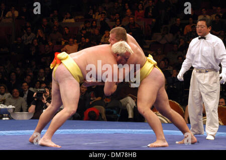 Oct 22, 2005; New York, NY, STATI UNITI D'AMERICA; Mondo sumo wrestling campionato al Madison Square Garden di New York City. Credito: Foto di Jeffrey Geller/ZUMA premere. (©) Copyright 2005 da Jeffrey Geller Foto Stock