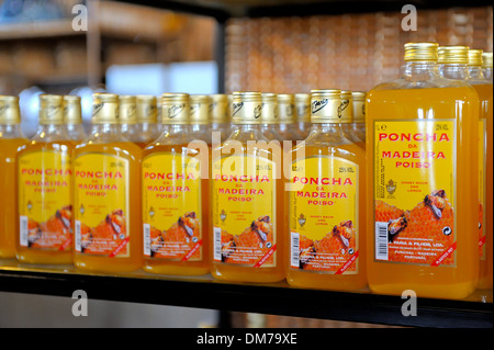 Madeira Portogallo. Bottiglie di Poncha linee fino a un negozio di souvenir Foto Stock