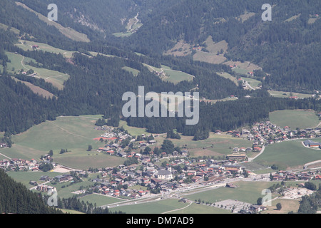 Guardando verso il basso dalla Hohe Salve mountain su Soll, Austria Foto Stock