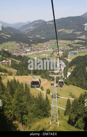Guardando verso il basso dalla Hohe Salve mountain su Soll, Austria Foto Stock